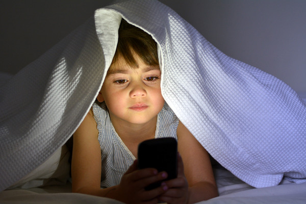 玩手机影响睡眠质量怎么办？过滤蓝光可破