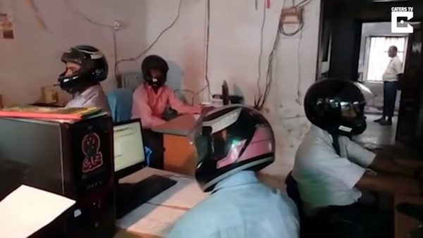 [印度] 天花板掉渣，员工戴头盔上班