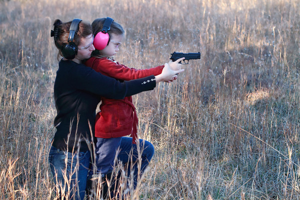 美国：更多女性加入枪支俱乐部
