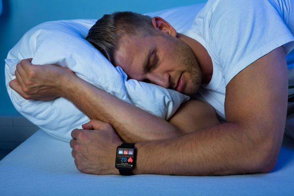 那些可穿戴设备——比如睡眠追踪器，真的能帮助你更好入睡吗？