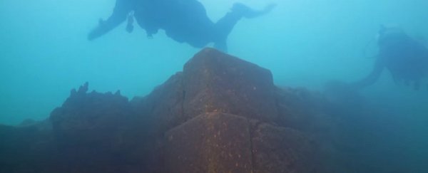 土耳其湖底惊现三千年神秘古堡