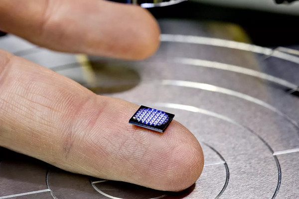 科技快讯：全世界最小的芯片；全世界容量最大的SSD