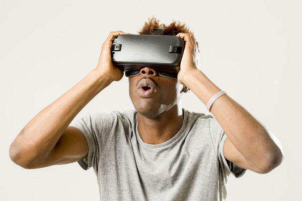 苹果新技术：在自动驾驶汽车里玩VR游戏