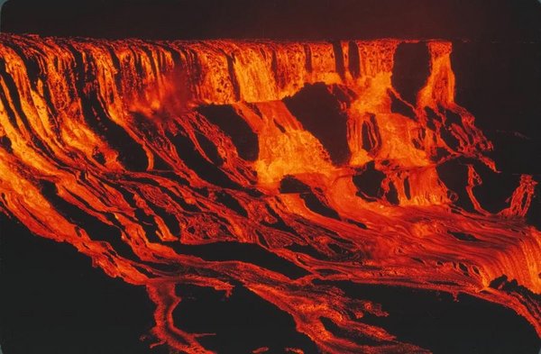 壮丽摄影：连续喷发五年的火山
