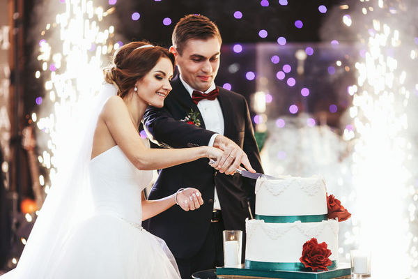 婚礼上为什么要砸蛋糕？