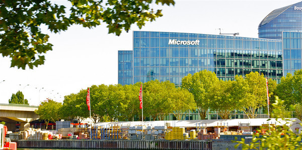 微软员工施压管理层终止与移民局的合同