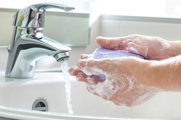 实验中几乎全部美国人都没正确地洗手