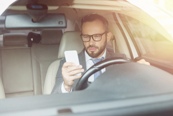 大多数人都觉得开车时发短信很安全？