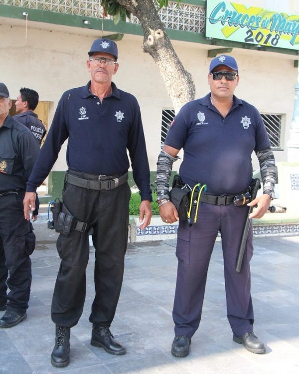 墨西哥某地警察被剥夺枪械，改配弹弓石子