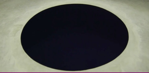 名为坠入地狱的现代艺术品：洞，还是黑色的圆？