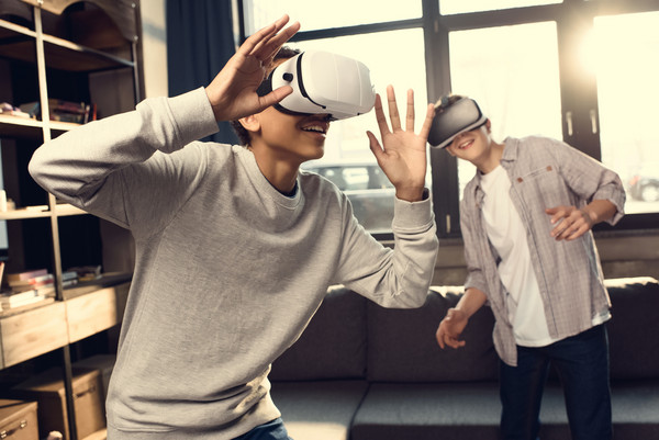 日本宅男沉迷VR游戏5个月，视力却提高了