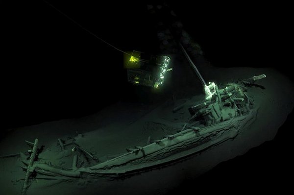 在黑海水底发现了目前最古老的保存完好的沉船