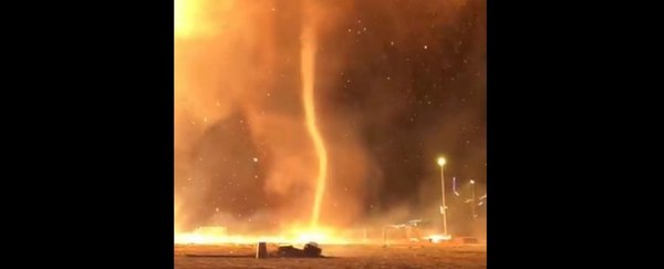点燃35米高篝火迎接新年 意外形成火龙卷