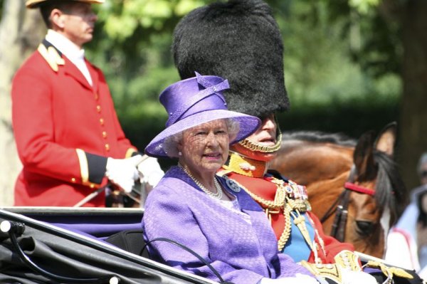 为什么英国女王今年要过两次生日