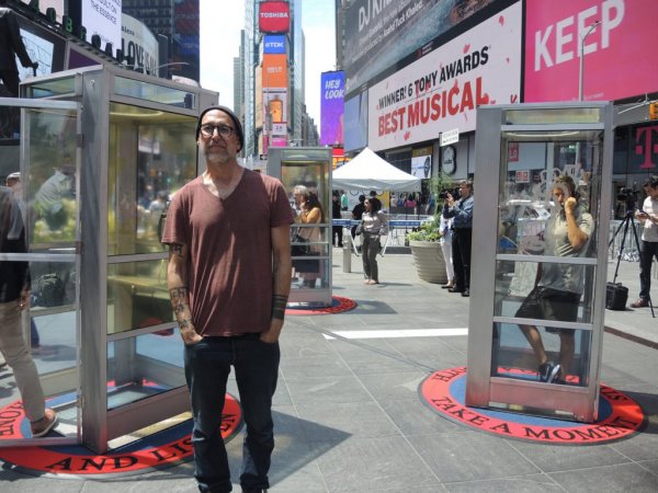 装置艺术：时代广场的三座电话亭
