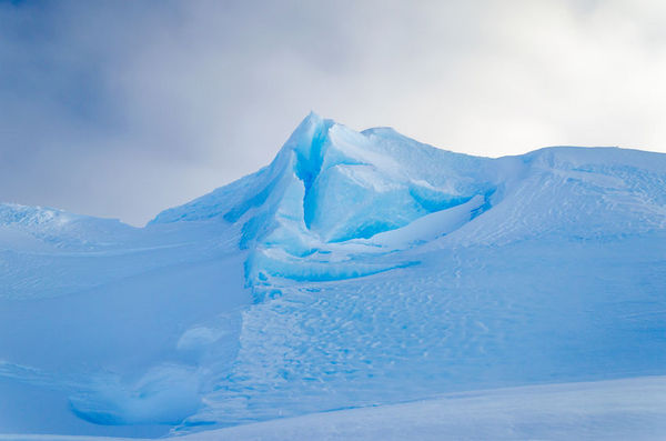 南极洲冰架崩裂，万亿吨冰山脱离