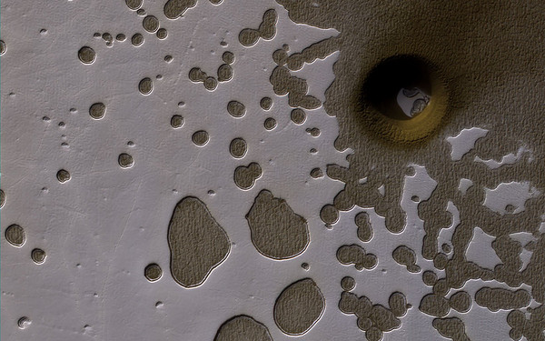 火星的「瑞士奶酪地形」出现一个奇怪的洞