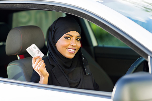 沙特政府为首批女性驾驶员颁发驾照