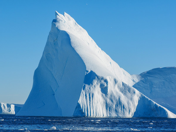 1200万吨冰山造访格陵兰沿海小镇