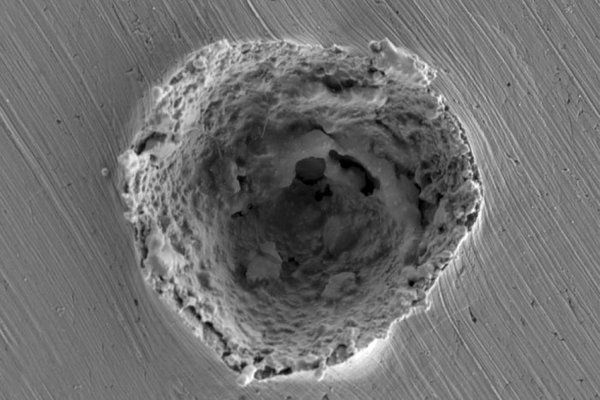 科学家首次拍摄到高速微粒撞击金属表面的瞬间